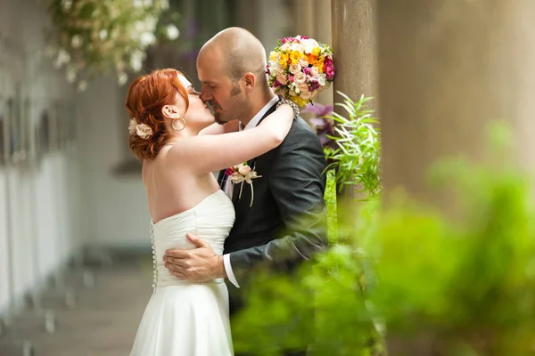 Gelin Damat onun için beklerken onun omuz üzerinden görünüyor — Stok fotoğraf