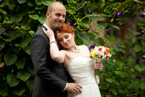 Sposa guarda oltre le spalle mentre lo sposo la aspetta — Foto Stock