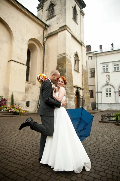 Bruden ser över axeln medan brudgummen väntar för henne — Stockfoto
