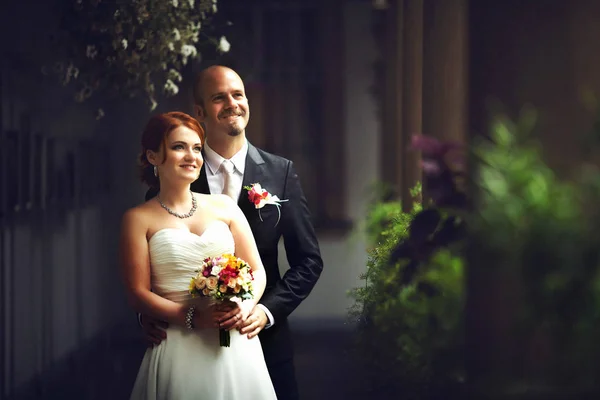 Sposa guarda oltre le spalle mentre lo sposo la aspetta — Foto Stock