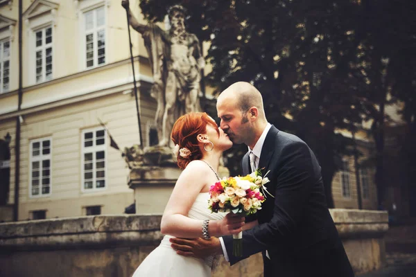 Sposa guarda oltre le spalle mentre lo sposo la aspetta — Foto Stock