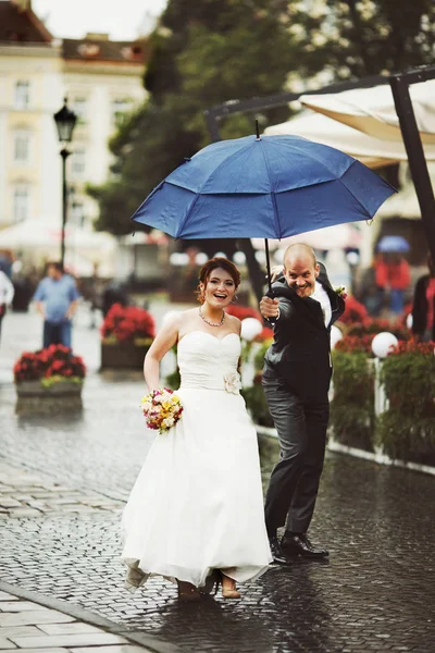 Sposa guarda oltre le spalle mentre lo sposo la aspetta — Foto Stock