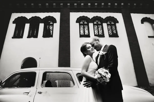 Nevěsta vypadá přes rameno, zatímco ženich čeká na ni — Stock fotografie