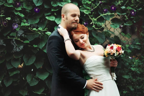 Nevěsta vypadá přes rameno, zatímco ženich čeká na ni — Stock fotografie