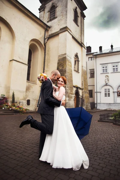 Bruid kijkt over haar schouder terwijl bruidegom op haar wacht — Stockfoto