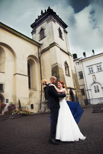 La mariée regarde par-dessus son épaule pendant que le marié l'attend — Photo