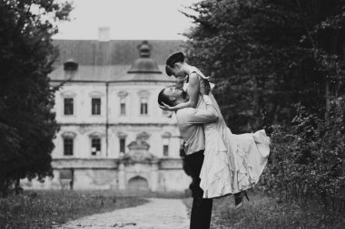 Adam Bayan eski bahçede poz yukarı yükseltir