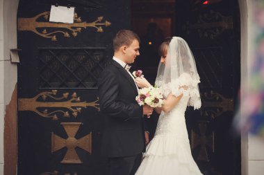 Gelin Damat smokin fr içinde ayakta üzerinde bir yaka çiçeği ayarlar