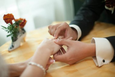 Gelinin el damat ise çay tablo üzerinde yalan bir portre 