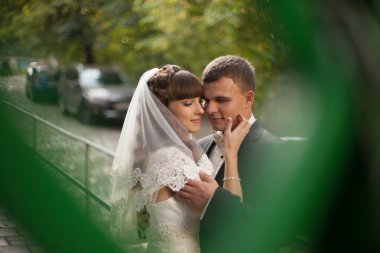 Çimenlerin üzerinde t üzerinde duran bir mutlu evlilik çift arasında bir göz