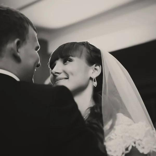 Entzückende Braut sieht einen Bräutigam mit Liebe an — Stockfoto