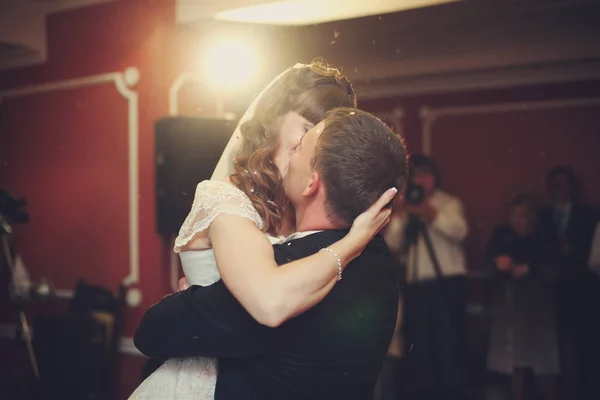 Marvelous picture of newlyweds kissing during their first dance — Stock Photo, Image