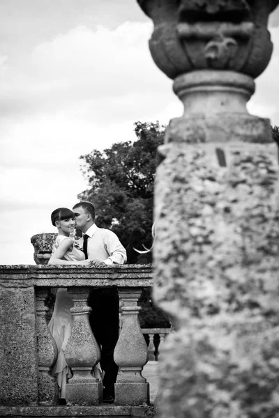 Blick hinter eine zerstörte Säule auf das Hochzeitspaar, das posiert — Stockfoto