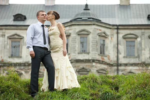 Lady in dancing gown kisses a man standing on the hill in the fr — Stock Photo, Image