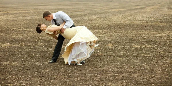 Couple danse sur le champ désert — Photo