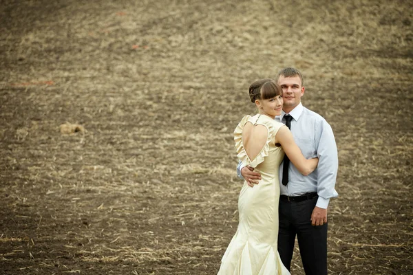 Lady em um vestido com costas abertas inclina-se para um homem de pé em um empate — Fotografia de Stock