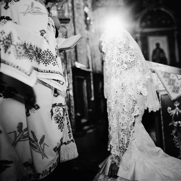 Foto em preto e branco de uma noiva coberta com xale e standi — Fotografia de Stock