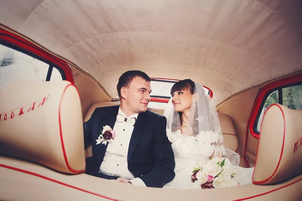 Verliefde paar zit in de auto met beige interieur — Stockfoto
