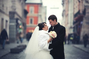 Gelin ve damat bir soğuk kışın boş bir sokakta tek başına 