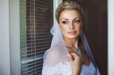 Muhteşem gelin omuzlarını peçe altında gizler