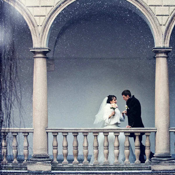 Matrimonio coppia sta parlando sul balcone bianco mentre il sno — Foto Stock