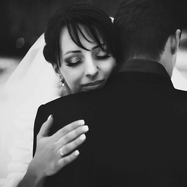 Foto in bianco e nero di una sposa appoggiata alla spalla di uno sposo — Foto Stock