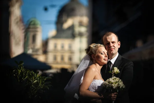 Güzel gelin damat ışınları o onun gözünde giyim için eğilir — Stok fotoğraf