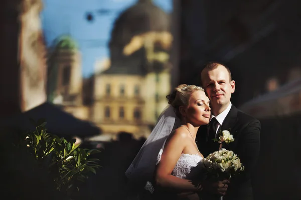 A homályos kép a menyasszony és a vőlegény egy üres utcán állva — Stock Fotó