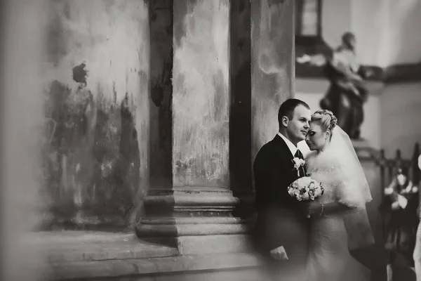 Foto in bianco e nero di sposi che si godono il momento di calma ou — Foto Stock