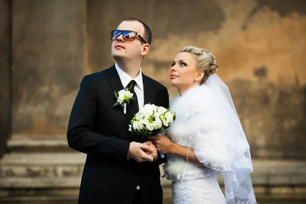 Νύφη και γαμπρός σε γυαλιά ηλίου Κοιτάξτε στον ουρανό — Φωτογραφία Αρχείου