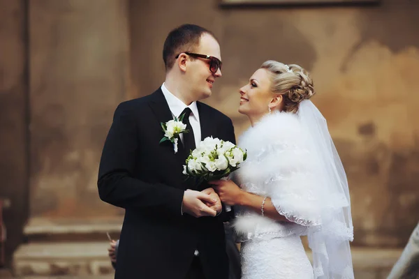 Sposo in occhiali da sole sorride a una splendida sposa bionda — Foto Stock