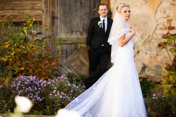 Egy ruha hosszú vonat a gyönyörű menyasszony séta előtt a vőlegény — Stock Fotó