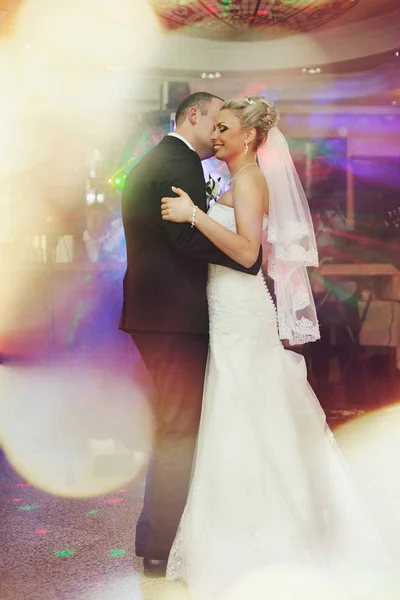 Luz brilla alrededor de la encantadora pareja de boda de pie en th — Foto de Stock