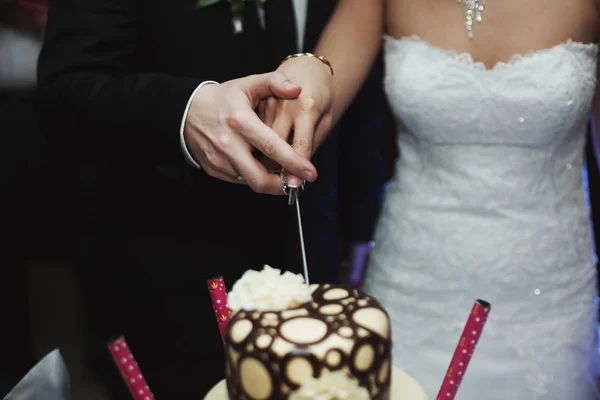 En närbild av nygifta händer skära svart och vitt bröllop — Stockfoto