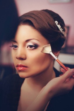 Sanatçı bir vurgulayıcı ona SK Tarih ayarlar iken gelin ciddi görünüyor