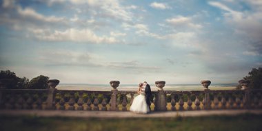 Bir an önce eski Balkonda duran yeni evli bir öpücük 