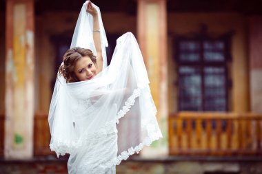 Gelin duvak elleri üzerinde yükselterek bir kuş gibi görünüyor