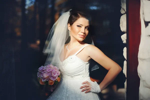 Menyasszony úgy néz ki, lenyűgöző panoráma ablak mögé pózol — Stock Fotó