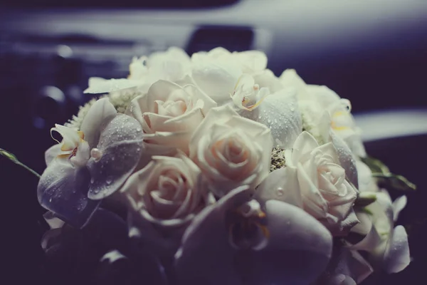 Una imagen en tonos violetas de ramo de boda blanco — Foto de Stock