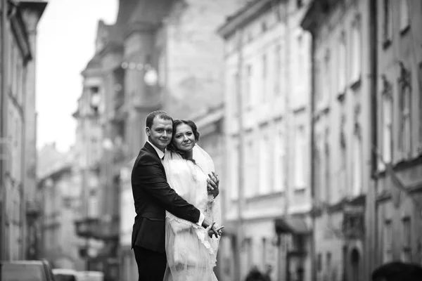 Foto in bianco e nero di una graziosa coppia di sposi in piedi su — Foto Stock