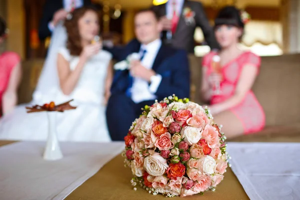 Ramo de boda rosa y rojo se encuentra sobre la mesa en la parte delantera de n — Foto de Stock