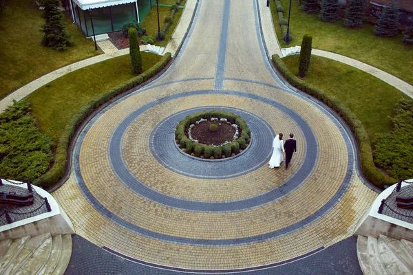 Uno sguardo dall'alto sulla coppia nuziale che cammina su un cerchio in t — Foto Stock