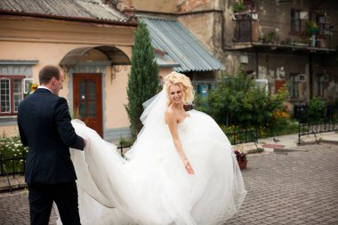 Yeni evliler CI yürüyüş yaparken damat bir cüppe tren tutar