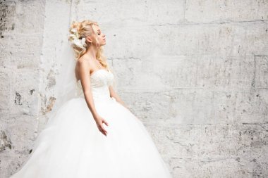 Ellerini beyaz wal duran kıvırcık sarışın gelin yayılır