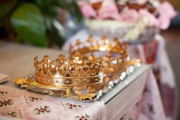 Magníficas coronas doradas yacen en la bandeja de acero de la iglesia —  Fotos de Stock