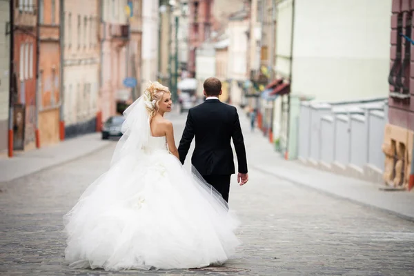 Legrační nevěsta vypadá nad její typické pařížské shoulde s ženich v černém — Stock fotografie