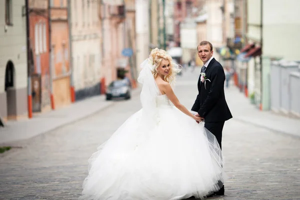 Yeni evliler sokakta yürürken etrafında çevirmek — Stok fotoğraf