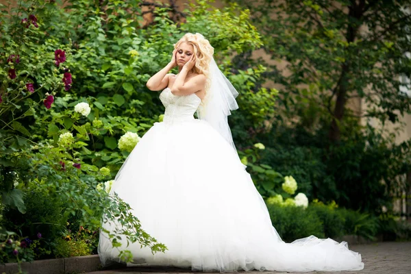 Sposa tiene la testa in piedi pensieroso sul cortile — Foto Stock