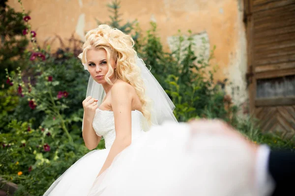 Braut sieht lustig aus und zeigt dem Bräutigam die Faust — Stockfoto