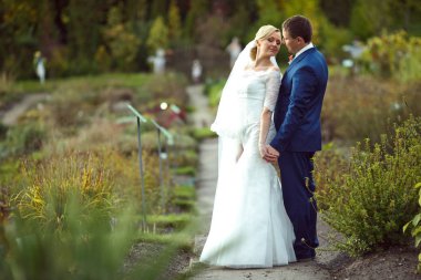 Ona omzunun bakarak bir rüya gibi gelin damat hayran